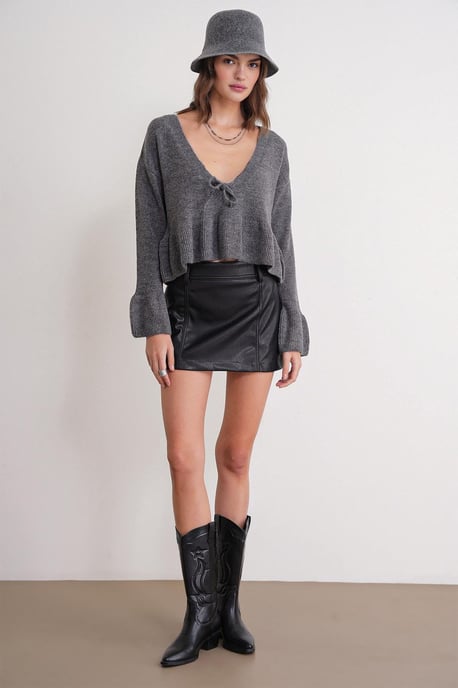 Knitpullover mit tiefem, detailliertem V-Ausschnitt und Rüschen - Image 2