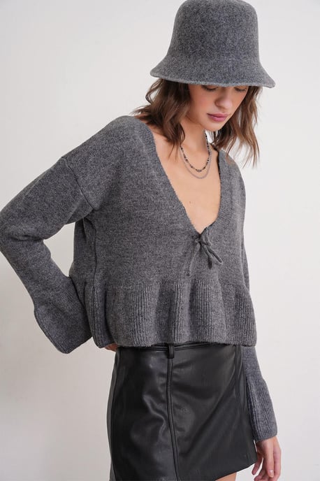 Knitpullover mit tiefem, detailliertem V-Ausschnitt und Rüschen - Image 4