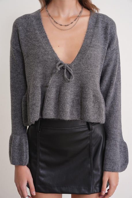 Knitpullover mit tiefem, detailliertem V-Ausschnitt und Rüschen - Image 5