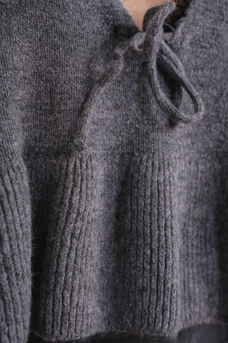 Knitpullover mit tiefem, detailliertem V-Ausschnitt und Rüschen - Image 6
