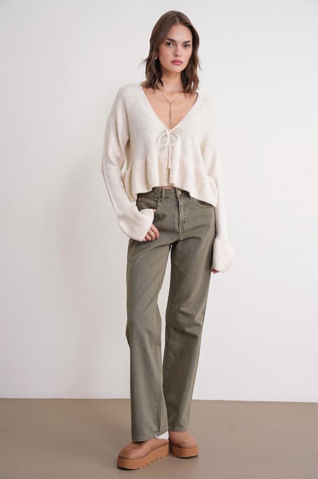 Knitpullover mit tiefem, detailliertem V-Ausschnitt und Rüschen - Image 2