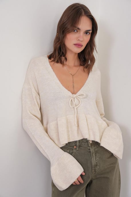 Knitpullover mit tiefem, detailliertem V-Ausschnitt und Rüschen - Image 3