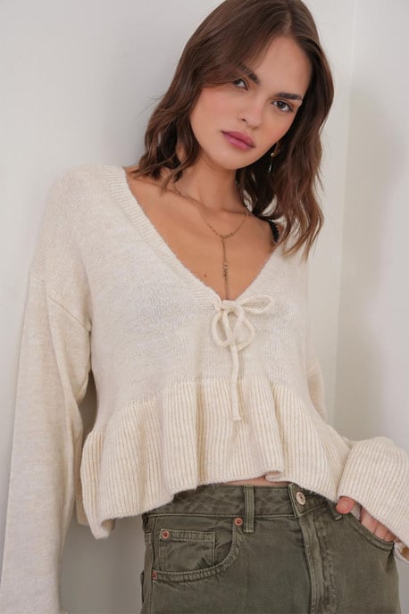 Knitpullover mit tiefem, detailliertem V-Ausschnitt und Rüschen - Image 4