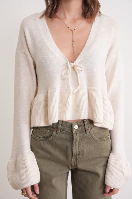 Knitpullover mit tiefem, detailliertem V-Ausschnitt und Rüschen - Image 5