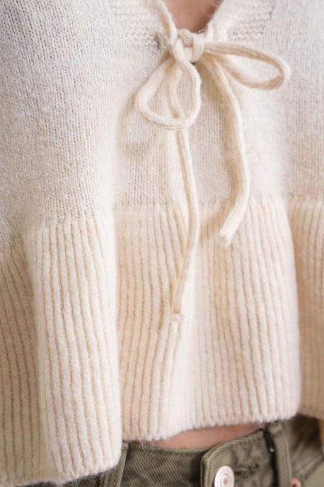 Knitpullover mit tiefem, detailliertem V-Ausschnitt und Rüschen - Image 6