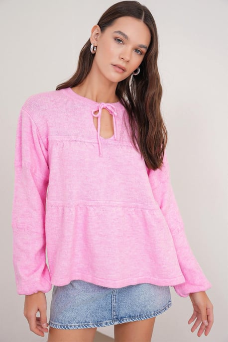 Locker gestrickter Pullover mit Bindeband - Image 3