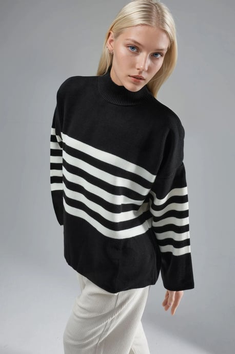 Übergroßer gestreifter Rollkragenpullover - Image 2
