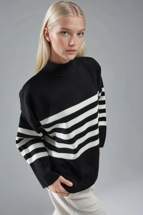 Übergroßer gestreifter Rollkragenpullover - Image 4