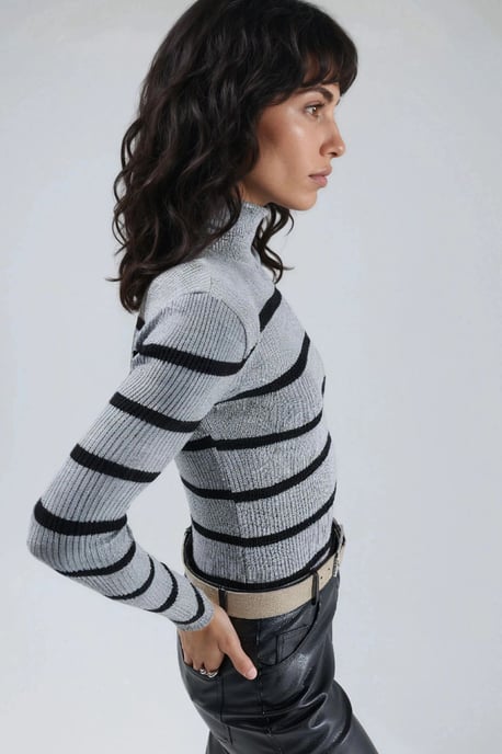 Taillierter gestreifter Rippstrickrollkragenpullover - Image 4