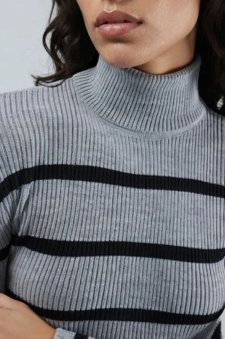 Taillierter gestreifter Rippstrickrollkragenpullover - Image 6