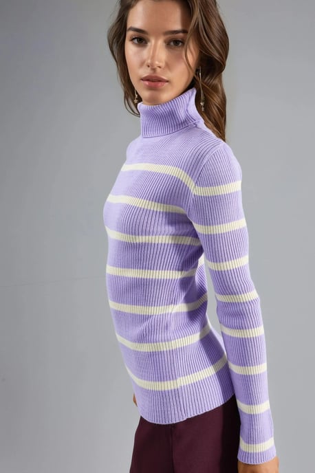 Figurbetonter gestreifter Rippenrollkragenpullover - Image 3