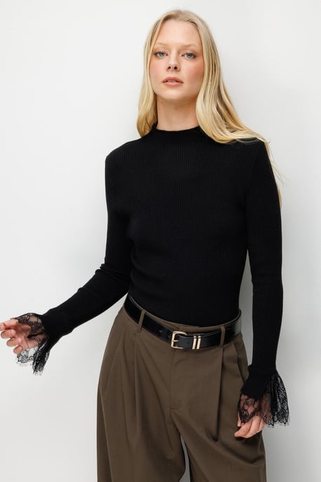 Slim-Fit Rippstrickpullover mit Rundhalsausschnitt - Image 2