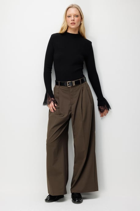 Slim-Fit Rippstrickpullover mit Rundhalsausschnitt - Image 3