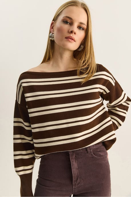 Schulterfreier gestreifter Rippenpullover - Image 1