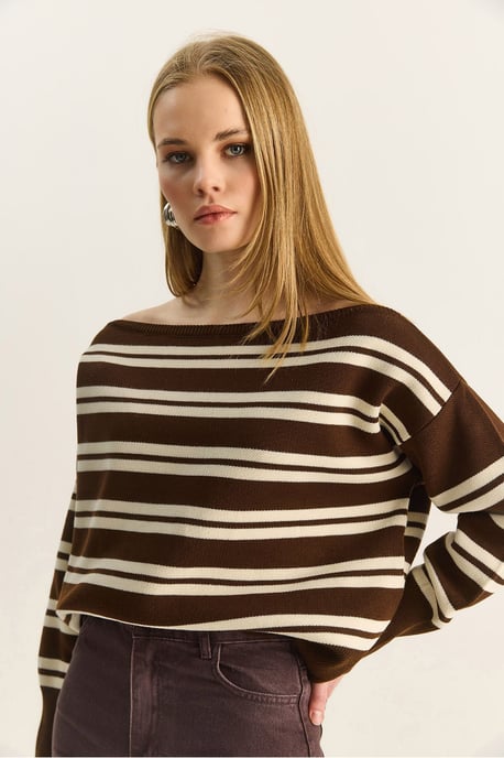 Schulterfreier gestreifter Rippenpullover - Image 3