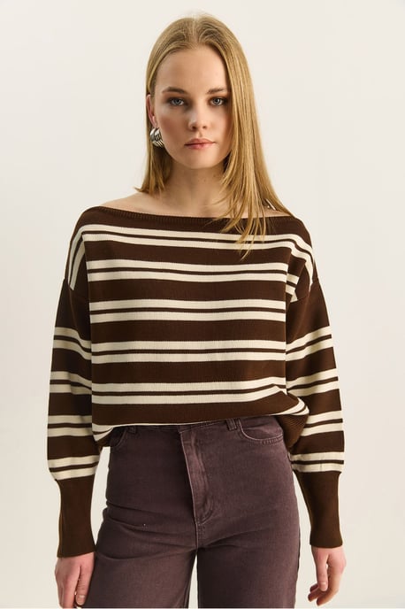Schulterfreier gestreifter Rippenpullover - Image 4
