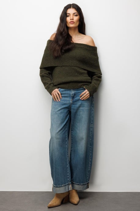 Locker sitzender Rippenpullover mit Madonna-Kragen - Image 2