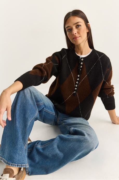 Strickpullover mit Rundhalsausschnitt und Knopfverschluss - Image 2
