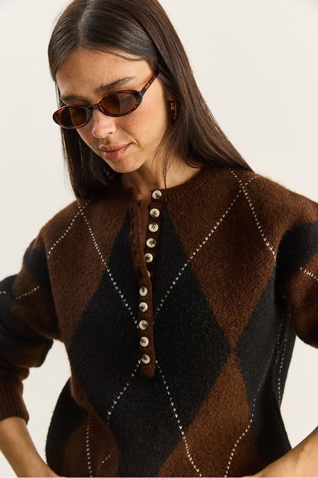 Strickpullover mit Rundhalsausschnitt und Knopfverschluss - Image 6