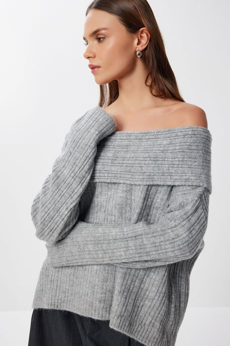 Bequemer, schulterfreier, strukturiertes Strickpullover mit Madonna-Kragen - Image 2