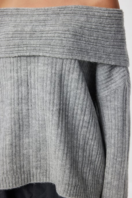 Bequemer, schulterfreier, strukturiertes Strickpullover mit Madonna-Kragen - Image 4