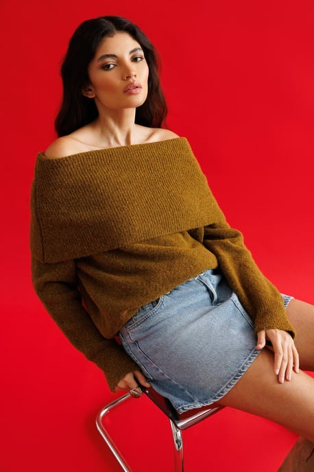 Locker sitzender Rippenpullover mit Madonna-Kragen - Image 1