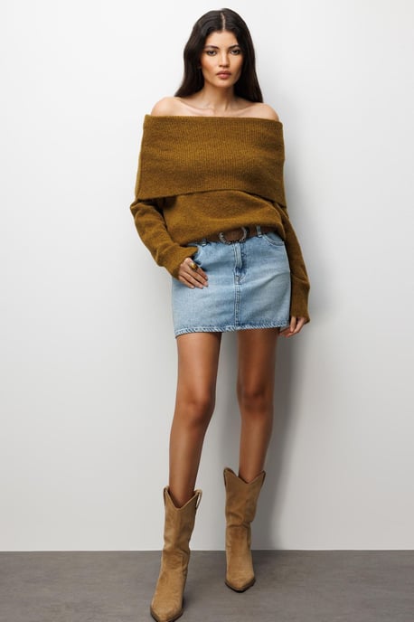 Locker sitzender Rippenpullover mit Madonna-Kragen - Image 2