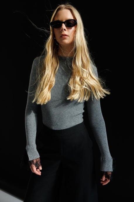 Slim-Fit Rippstrickpullover mit Rundhalsausschnitt - Image 1
