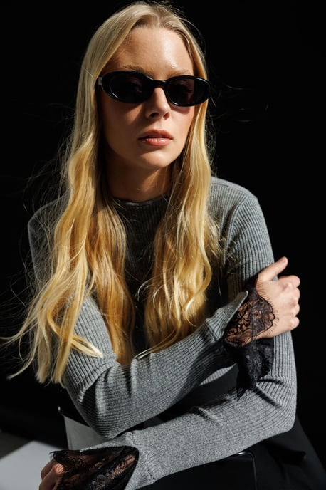 Slim-Fit Rippstrickpullover mit Rundhalsausschnitt - Image 2