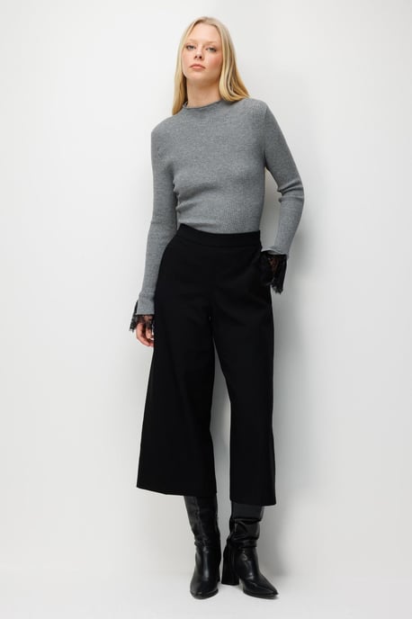 Slim-Fit Rippstrickpullover mit Rundhalsausschnitt - Image 3