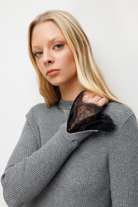 Slim-Fit Rippstrickpullover mit Rundhalsausschnitt - Image 5