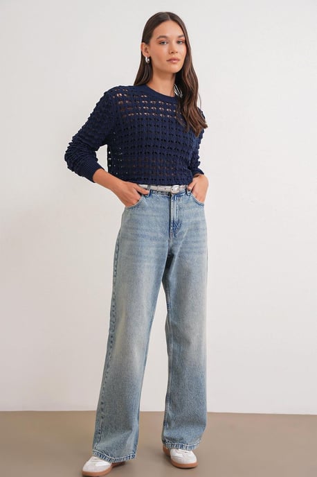 Strukturierter Strick-Relaxt-Crop-Pullover mit Rundhalsausschnitt - Image 2