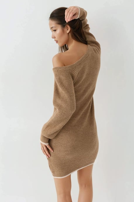 Asymmetrisches Kragen-Rippstrickkleid - Image 2