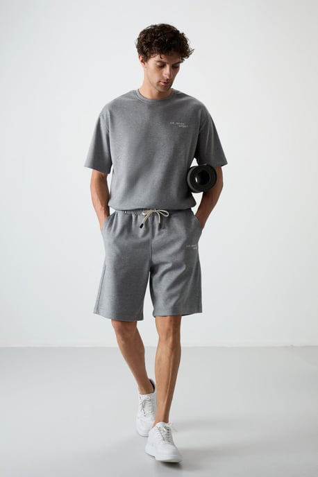 Übergroßes T-Shirt mit kurzen Ärmeln und Shorts-Set - Image 1