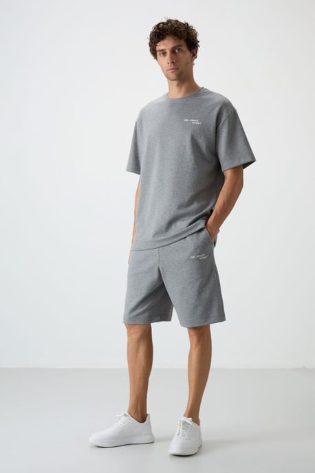 Übergroßes T-Shirt mit kurzen Ärmeln und Shorts-Set - Image 2
