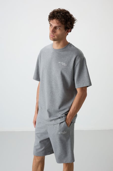 Übergroßes T-Shirt mit kurzen Ärmeln und Shorts-Set - Image 4