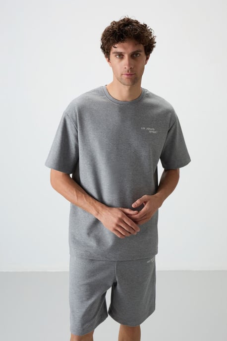 Übergroßes T-Shirt mit kurzen Ärmeln und Shorts-Set - Image 6