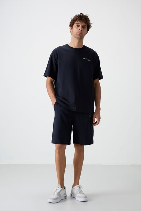 Oversized T-Shirt mit kurzen Ärmeln und Shorts-Set - Image 4