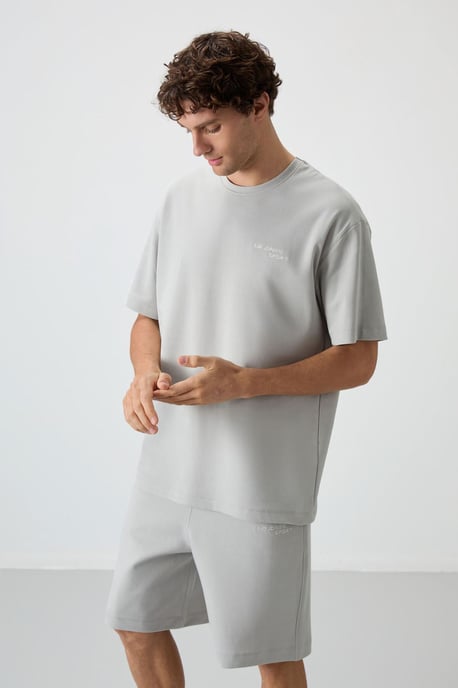 Übergroßes T-Shirt mit kurzen Ärmeln und Shorts-Set - Image 3