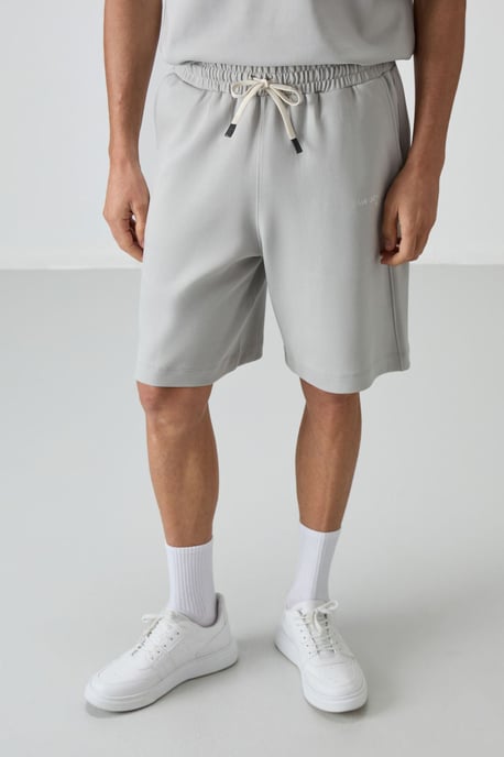 Übergroßes T-Shirt mit kurzen Ärmeln und Shorts-Set - Image 4