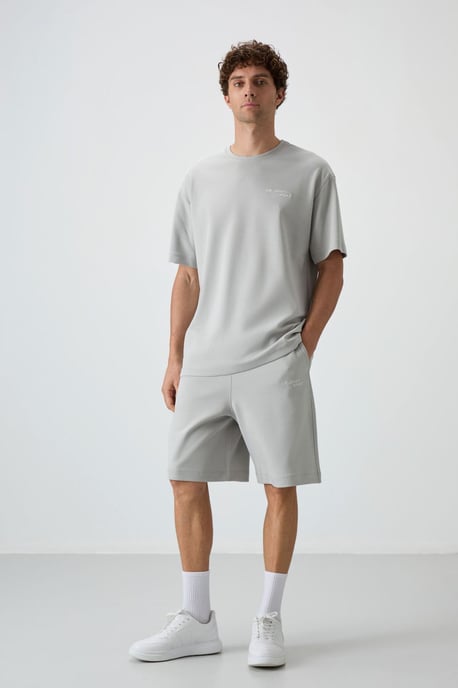 Übergroßes T-Shirt mit kurzen Ärmeln und Shorts-Set - Image 5