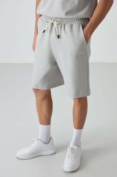 Übergroßes T-Shirt mit kurzen Ärmeln und Shorts-Set - Image 6
