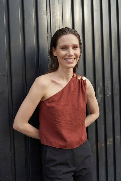 Asymmetrisches Kragen ärmelloses Chiffon-Top - Image 1