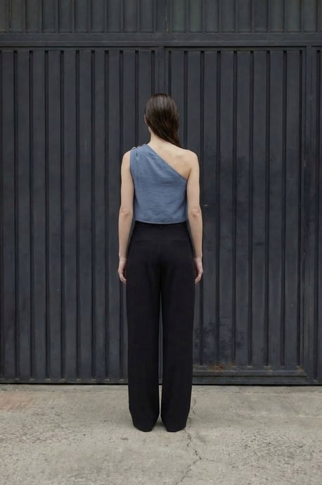 Asymmetrisches Kragen ärmelloses Chiffon-Top - Image 3
