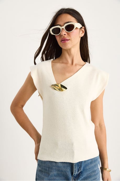 Texturierte V-Ausschnitt ärmellose Bluse mit Accessoire-Detail - Image 2