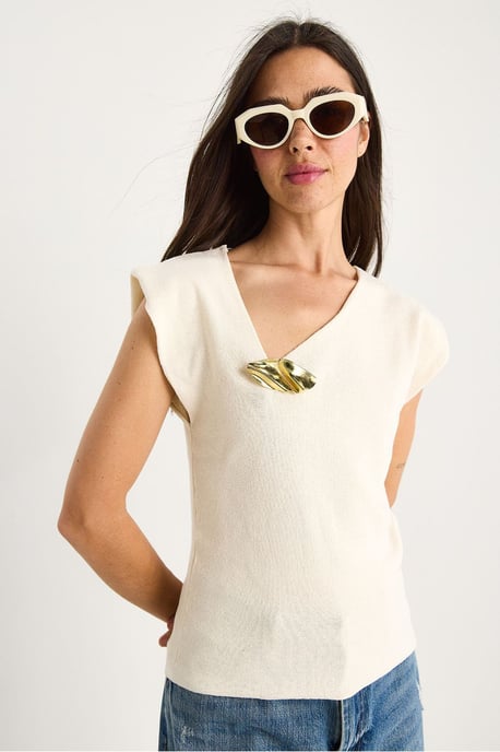 Texturierte V-Ausschnitt ärmellose Bluse mit Accessoire-Detail - Image 4