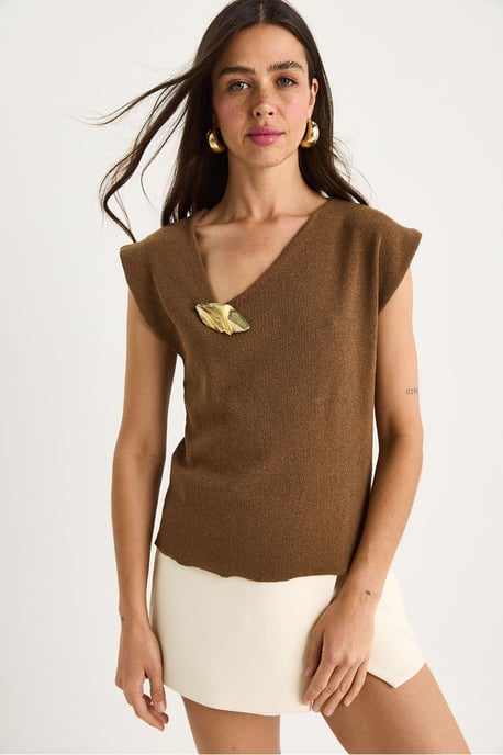 Texturierte V-Ausschnitt ärmellose Bluse mit Accessoire-Detail - Image 2