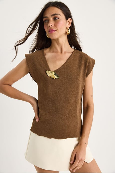 Texturierte V-Ausschnitt ärmellose Bluse mit Accessoire-Detail - Image 3