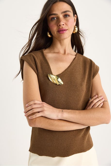 Texturierte V-Ausschnitt ärmellose Bluse mit Accessoire-Detail - Image 4