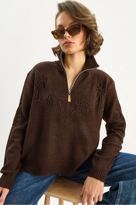Bestickter Pullover mit Reißverschlusskragen - Image 1
